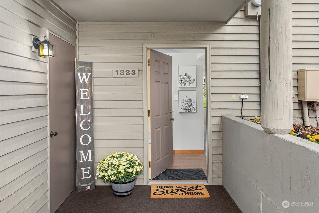 Photo of 1101 Bellefield Park Lane #1333, Bellevue, WA 98004 (MLS # 2161262)