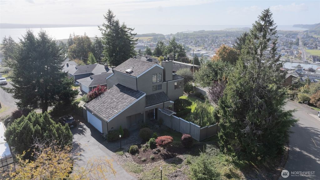 Photo of 300 Beacon Hill Drive, Hoquiam, WA 98550 (MLS # 2443274)