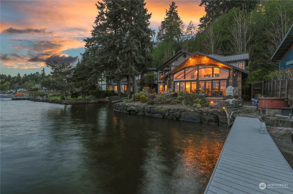 Photo of 13218 Riviera Pl Pl NE, Seattle, WA 98125 (MLS # 2221675)