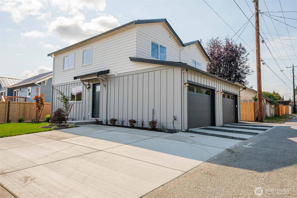 Photo of 1702 Rainier Avenue #B, Everett, WA 98201 (MLS # 2568778)
