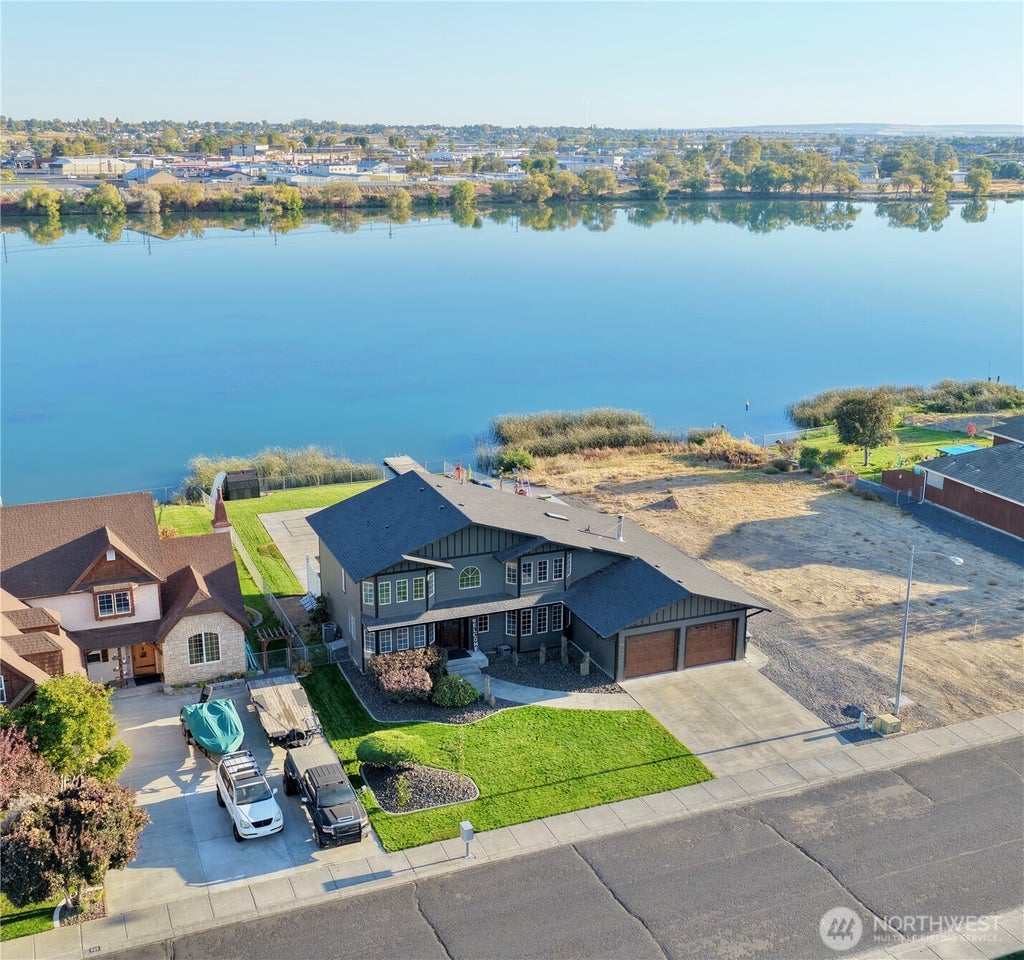 Photo of 915 W Edgewater Lane, Moses Lake, WA 98837 (MLS # 2594072)