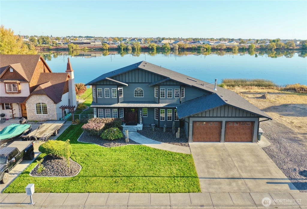 Photo of 915 W Edgewater Lane, Moses Lake, WA 98837 (MLS # 2594072)