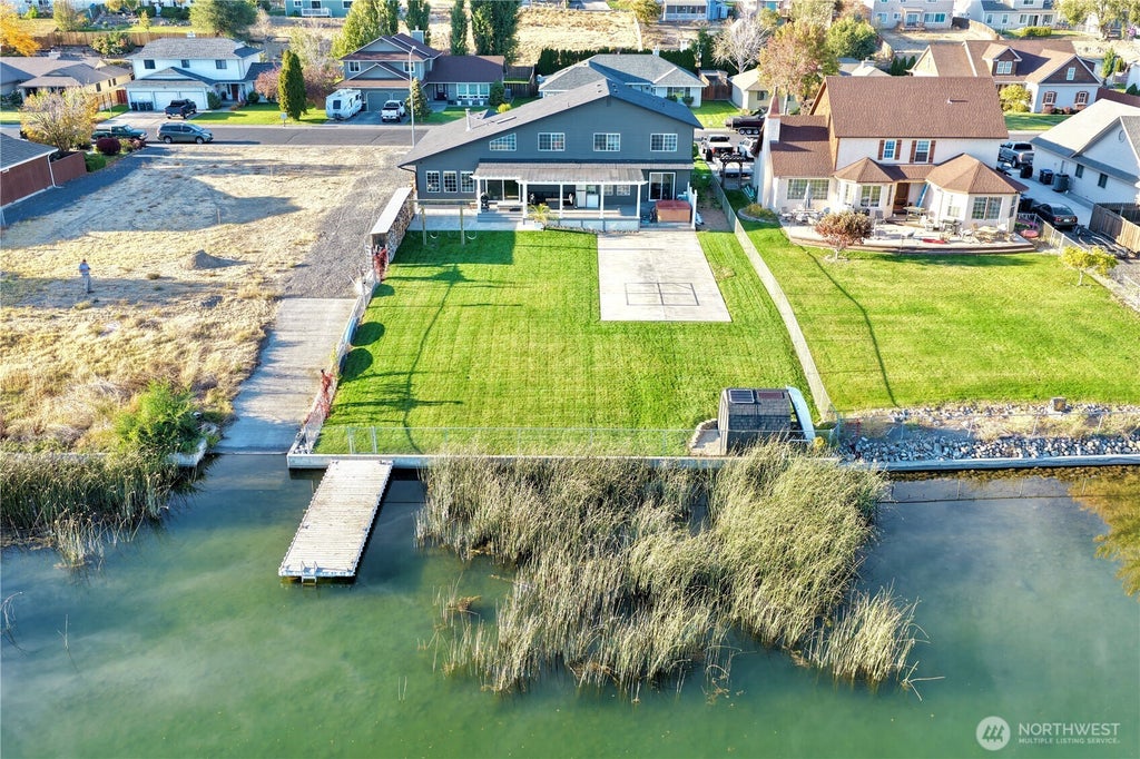 Photo of 915 W Edgewater Lane, Moses Lake, WA 98837 (MLS # 2594072)
