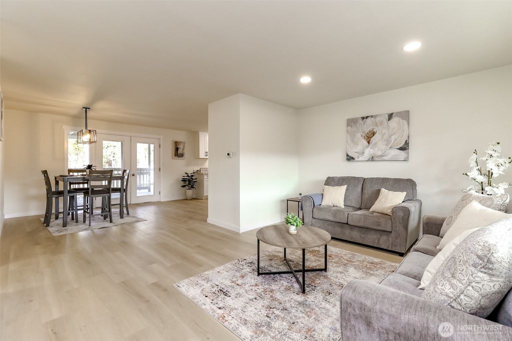 Photo of 1703 7th Avenue SE, Puyallup, WA 98372 (MLS # 2477170)