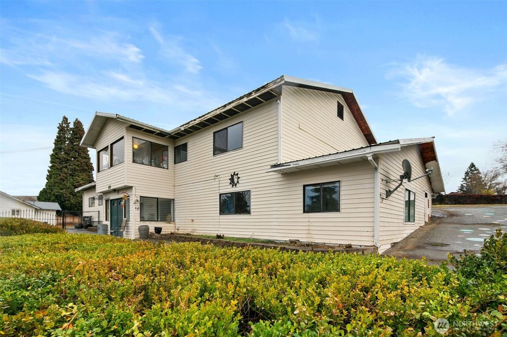 Photo of 325 N Kansas Avenue, East Wenatchee, WA 98802 (MLS # 2460085)