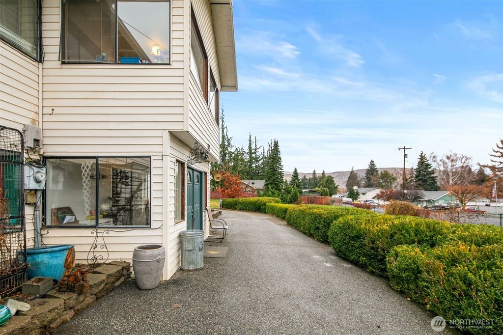 Photo of 325 N Kansas Avenue, East Wenatchee, WA 98802 (MLS # 2460085)