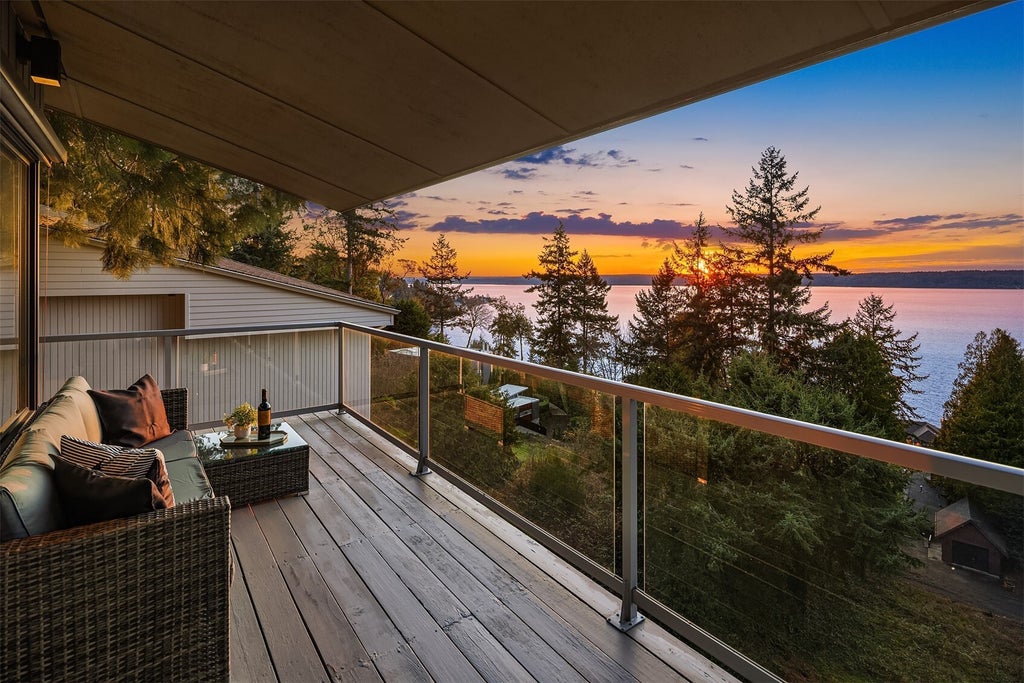 Photo of 15733 25th Avenue SW, Burien, WA 98166 (MLS # 2595745)