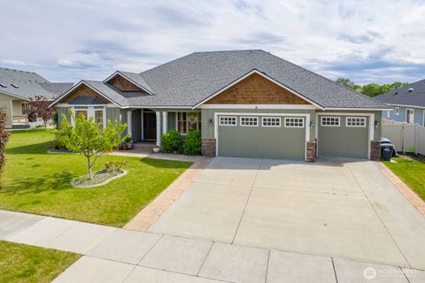 Photo of 419 S Astor Loop, Moses Lake, WA 98837 (MLS # 2526221)
