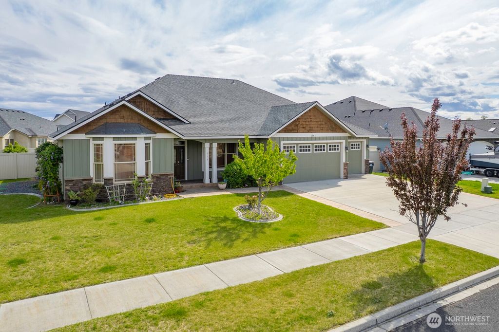Photo of 419 S Astor Loop, Moses Lake, WA 98837 (MLS # 2526221)