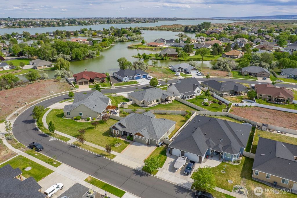 Photo of 419 S Astor Loop, Moses Lake, WA 98837 (MLS # 2526221)