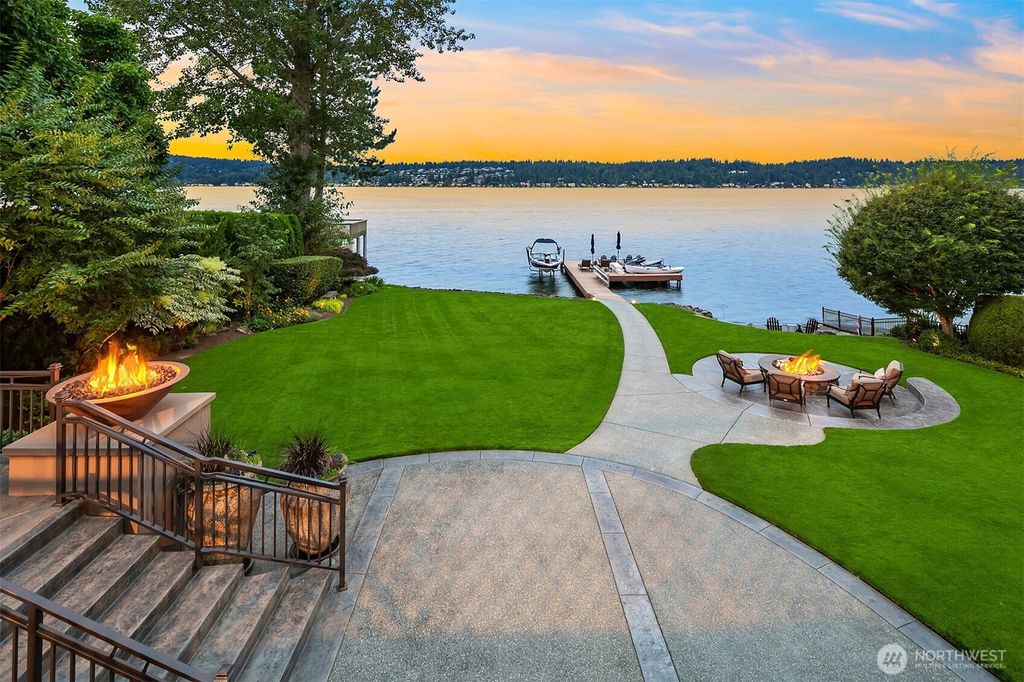 Photo of 2419 E Lake Sammamish Place SE, Sammamish, WA 98075 (MLS # 2377610)