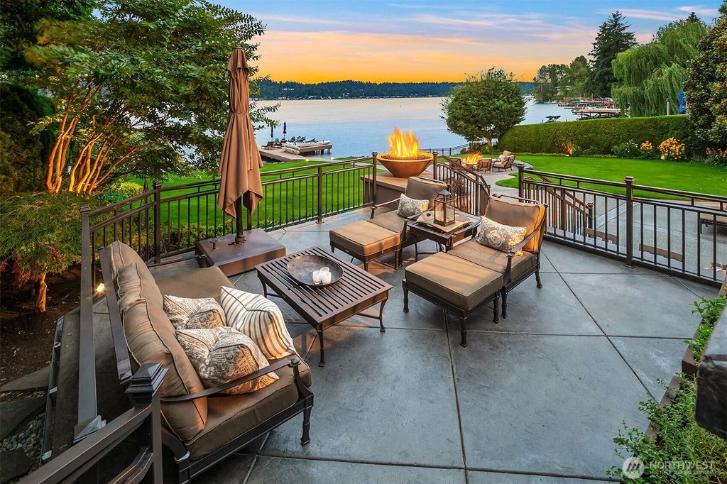 Photo of 2419 E Lake Sammamish Place SE, Sammamish, WA 98075 (MLS # 2377610)