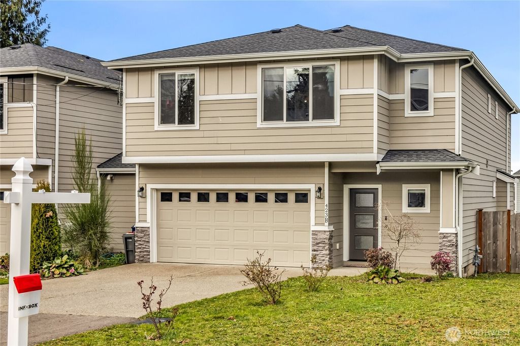 Photo of 423 205th Street SW #B, Lynnwood, WA 98036 (MLS # 2486120)