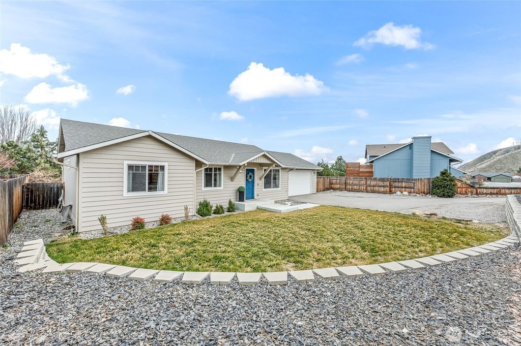 Photo of 2059 Lasso Drive, Wenatchee, WA 98801 (MLS # 2486538)