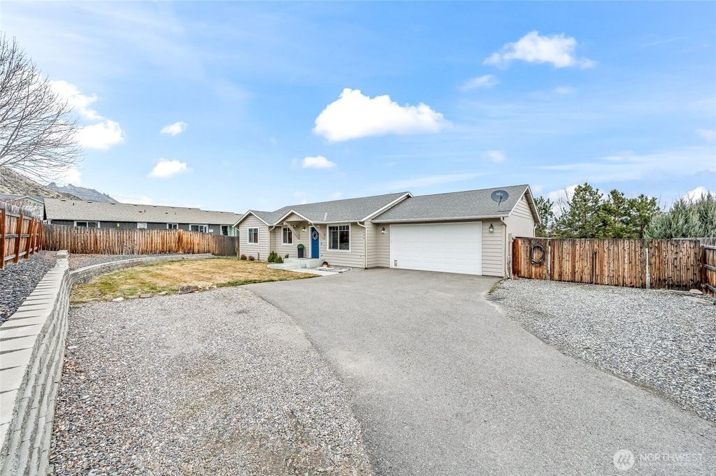 Photo of 2059 Lasso Drive, Wenatchee, WA 98801 (MLS # 2486538)