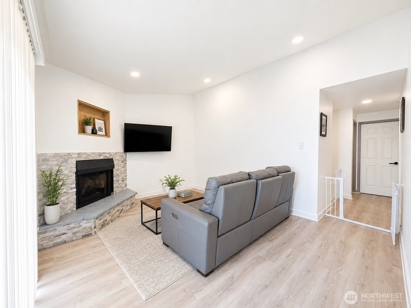 1852 Central Place S E46