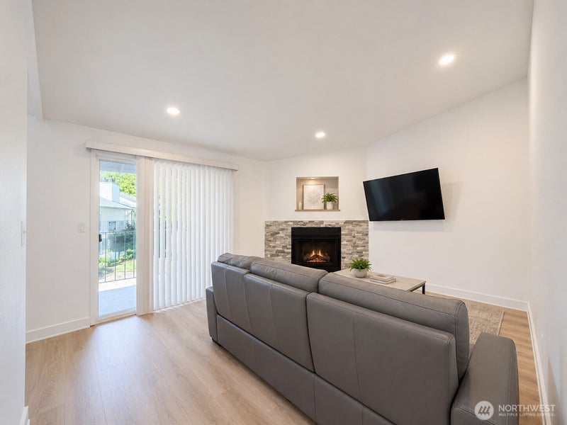 1852 Central Place S E46