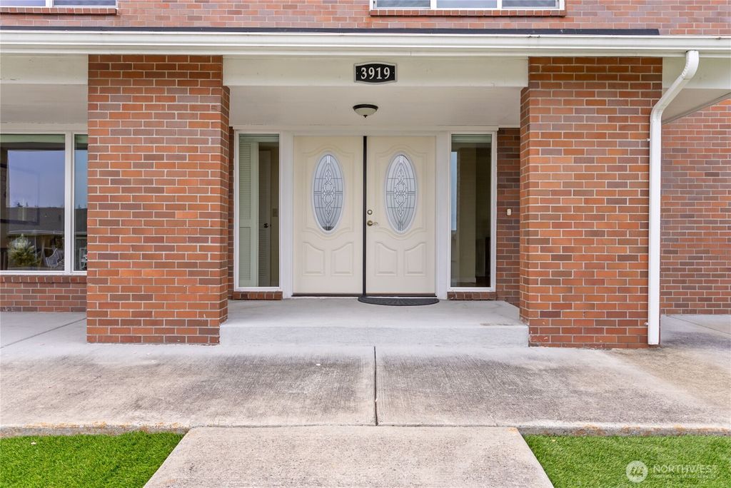 Photo of 3919 SW 313th Street, Federal Way, WA 98023 (MLS # 2413656)