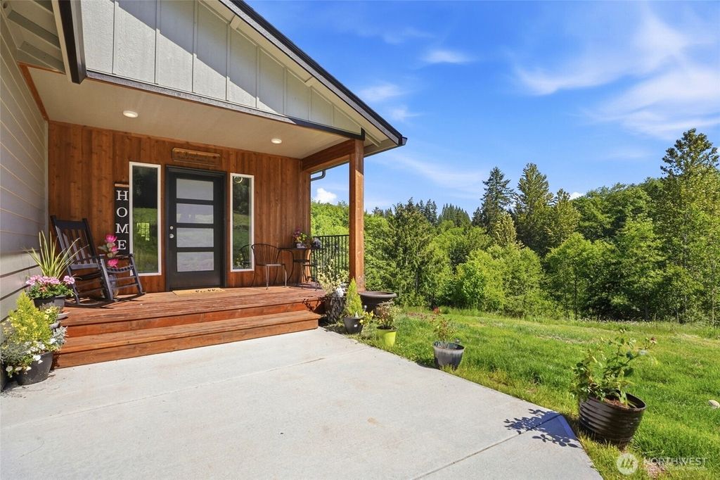 Photo of 200 Red Hawk Drive, Castle Rock, WA 98611 (MLS # 2514883)