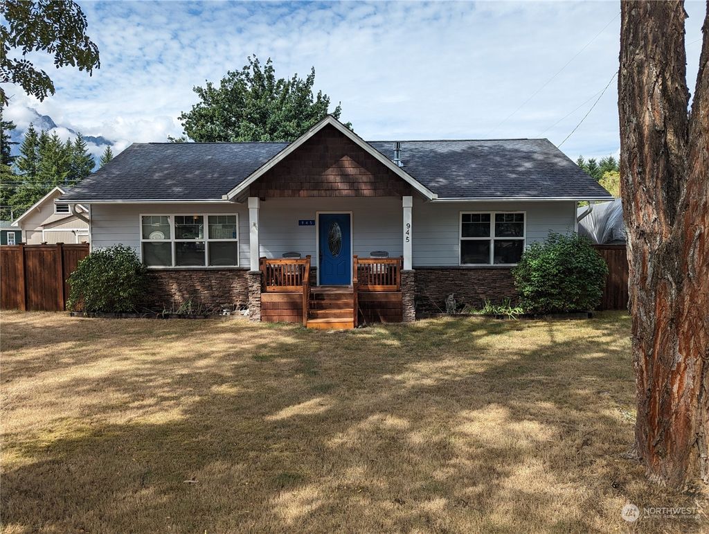 Photo of 945 Givens Avenue, Darrington, WA 98241 (MLS # 2149112)
