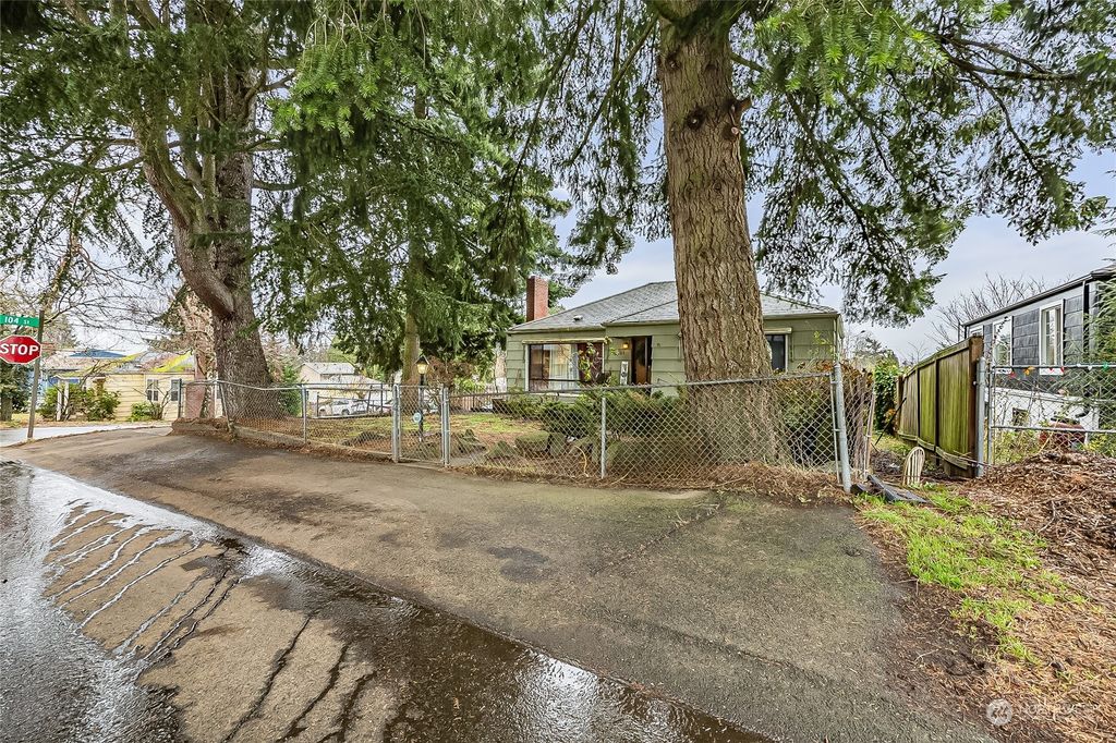 Photo of 10402 Occidental Avenue S, Seattle, WA 98168 (MLS # 2317256)