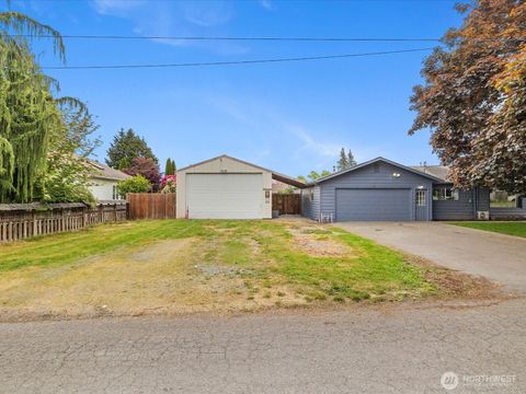 Photo of 1922 S Wall Street, Mount Vernon, WA 98273 (MLS # 2520525)