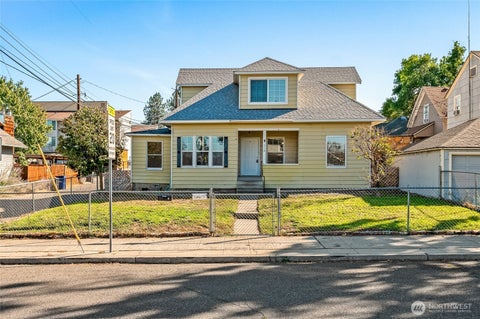 Photo of 415 Palouse Street, Wenatchee, WA 98801 (MLS # 2576016)