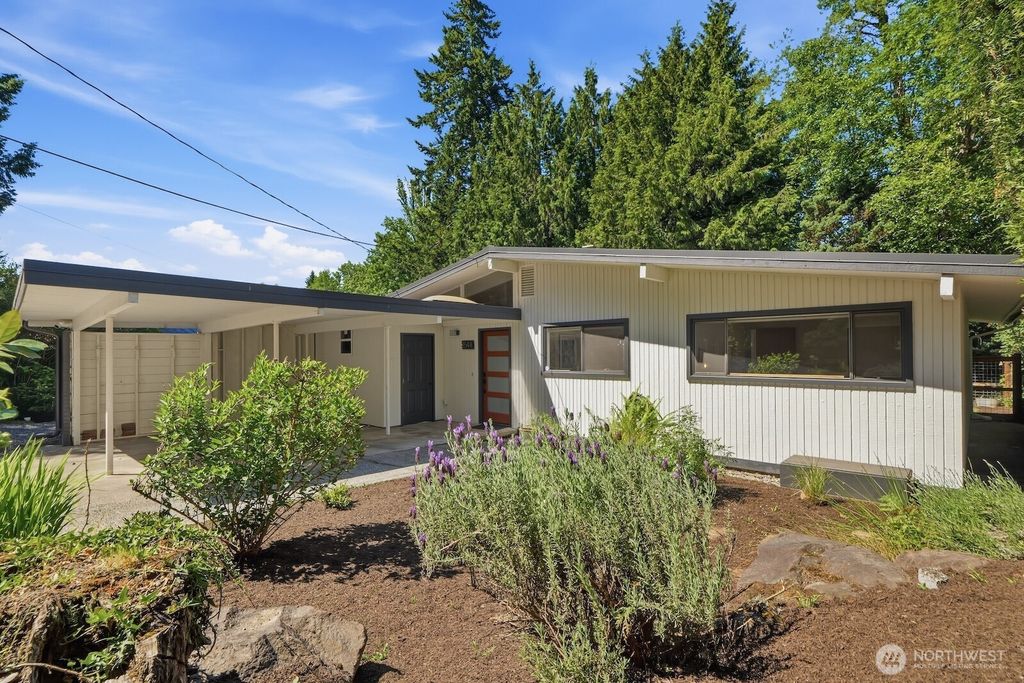 Photo of 3544 NE 113th Street, Seattle, WA 98125 (MLS # 2528371)