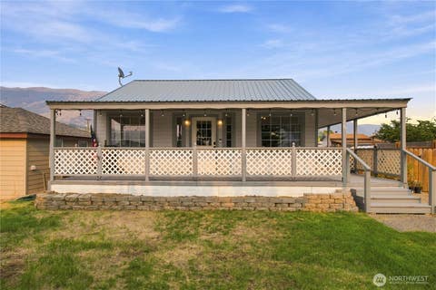 Photo of 16 Freemont Avenue, Rock Island, WA 98850 (MLS # 2563649)