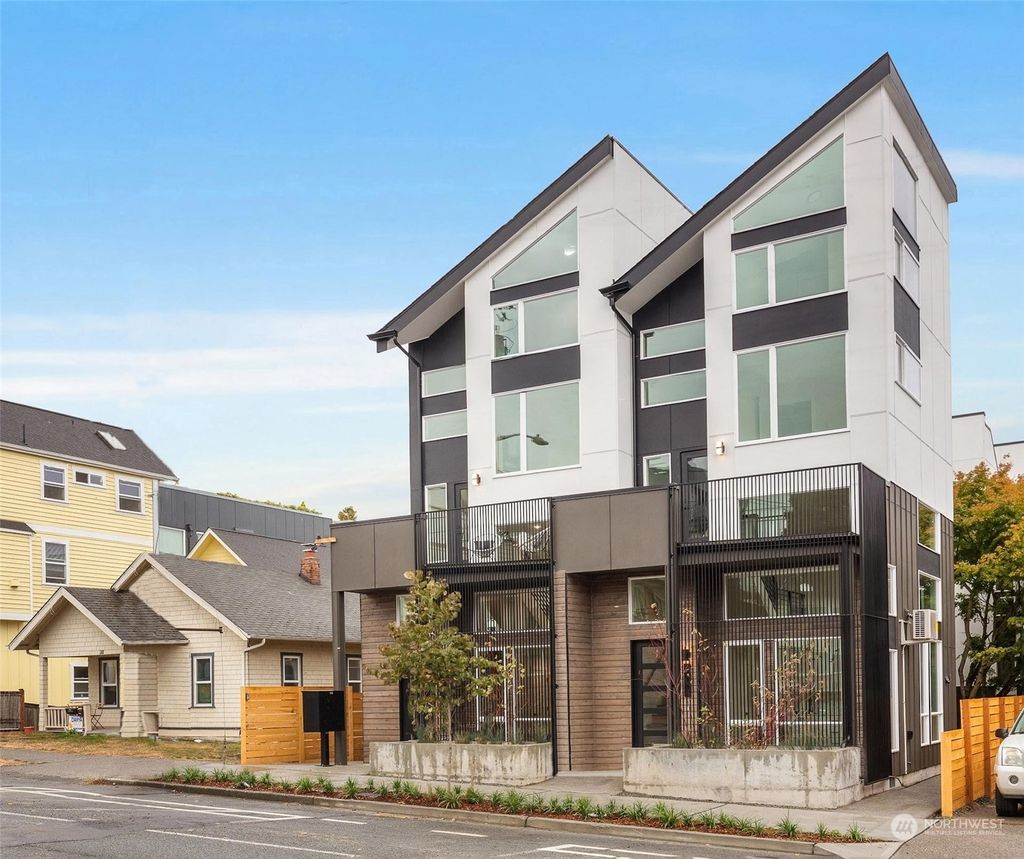 Photo of 911 A NE 70th Street, Seattle, WA 98115 (MLS # 2009388)