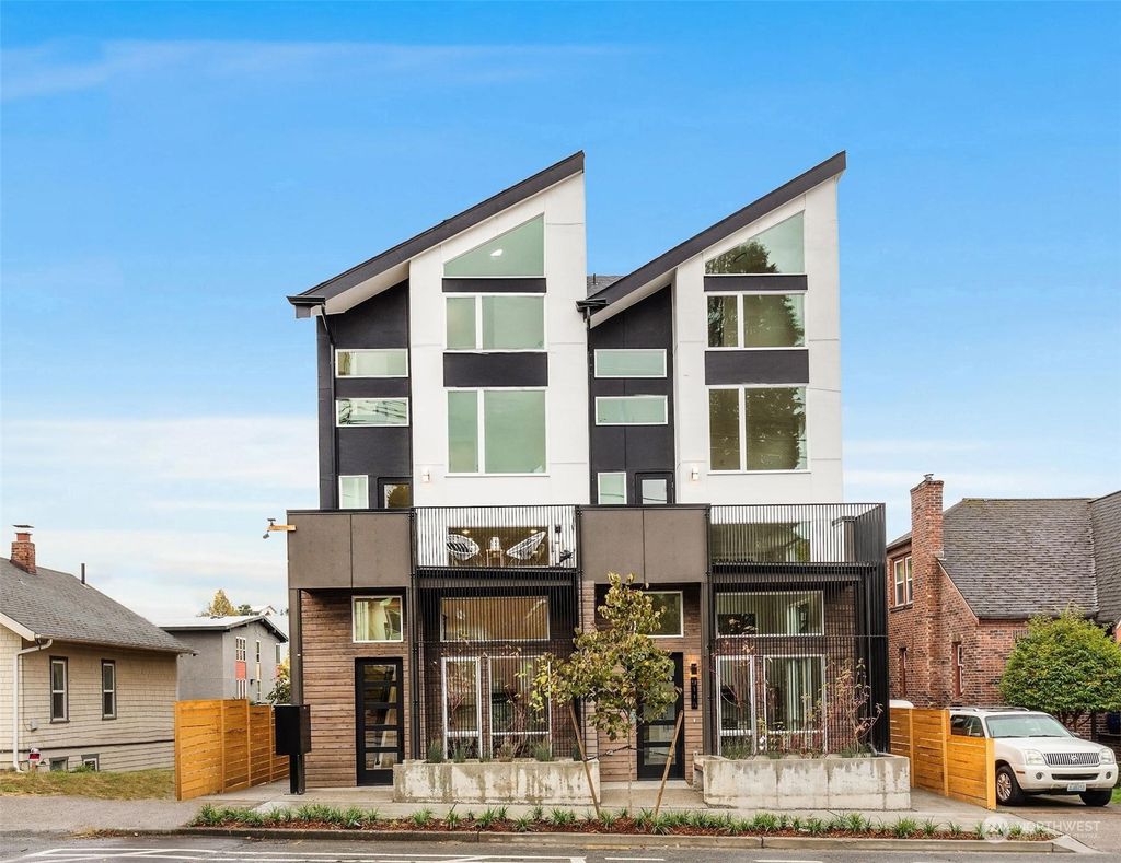 Photo of 911 A NE 70th Street, Seattle, WA 98115 (MLS # 2009388)