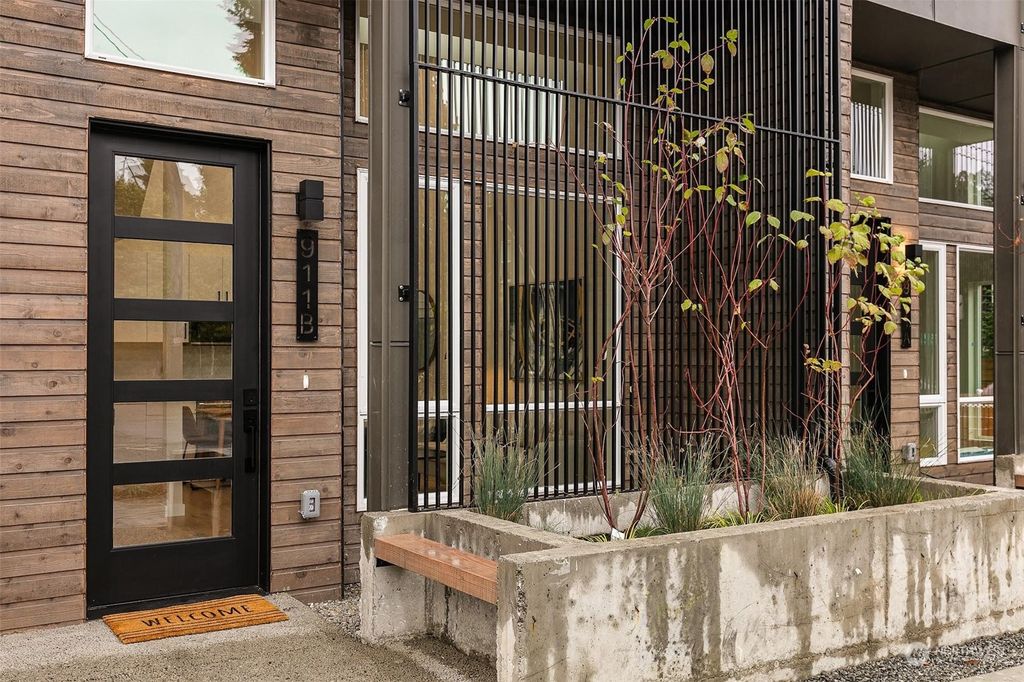 Photo of 911 A NE 70th Street, Seattle, WA 98115 (MLS # 2009388)