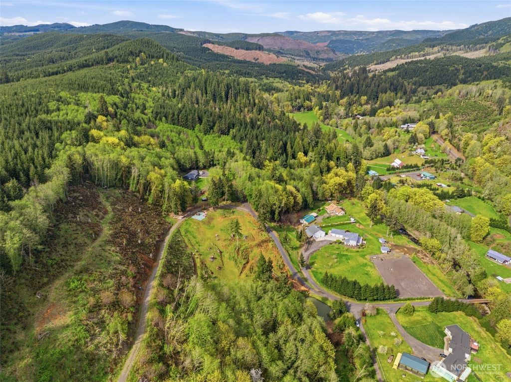 Photo of 505 Apple Creek Rd, Longview, WA 98632 (MLS # 2502366)