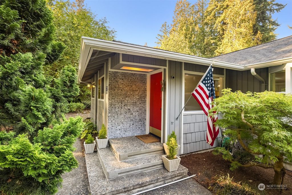 Photo of 8220 NE 166th Street, Kenmore, WA 98028 (MLS # 1997434)