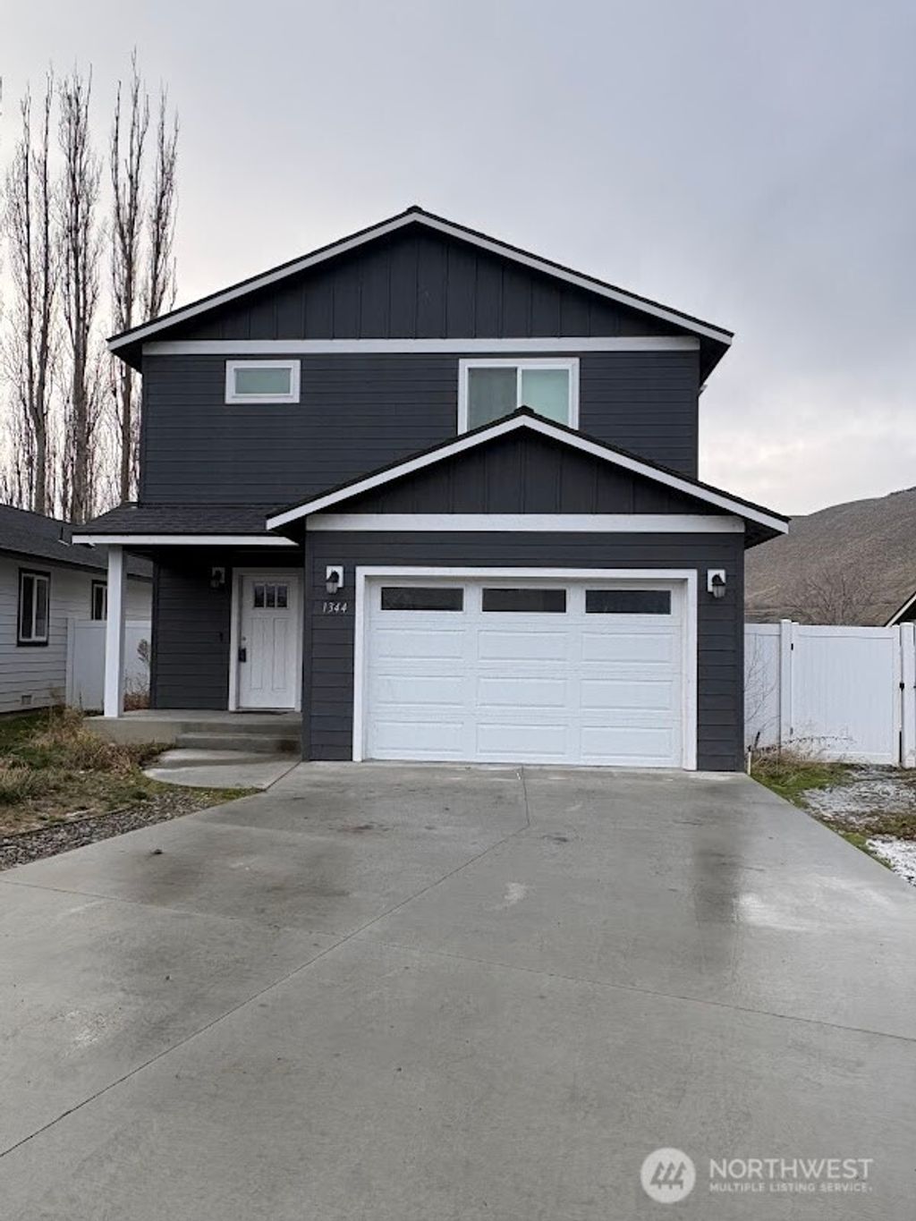 Photo of 1344 Theo Way Way, Rock Island, WA 98850 (MLS # 2464833)