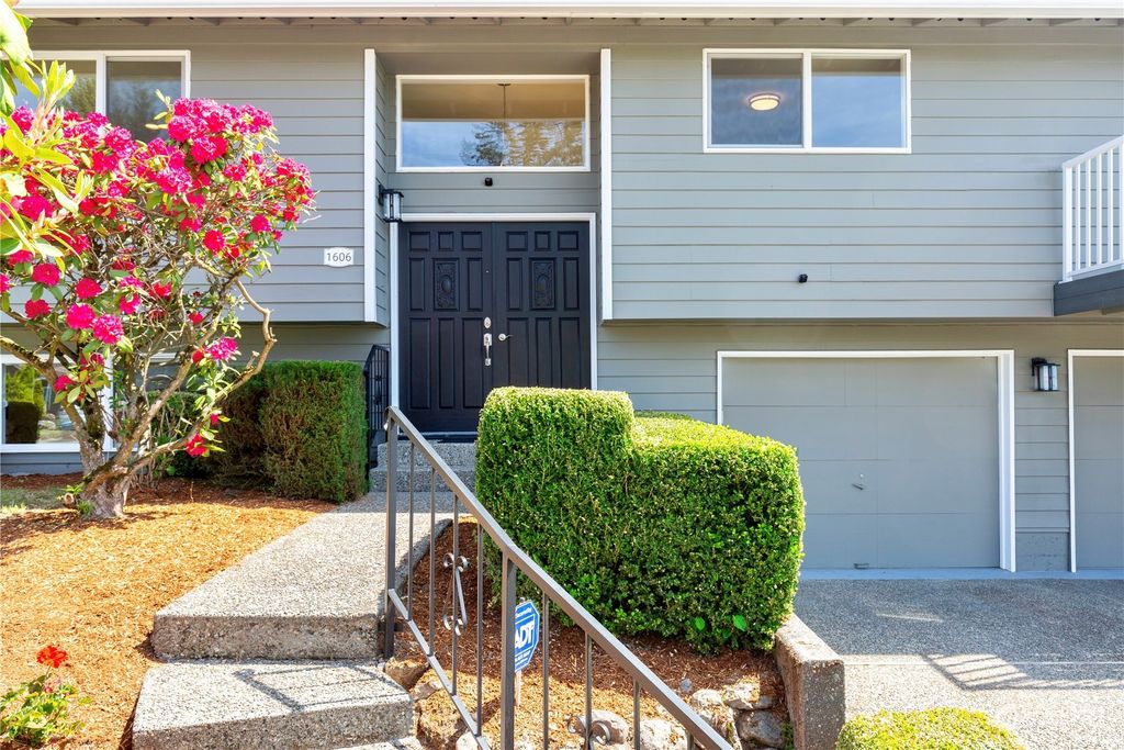 Photo of 1606 Kennewick Avenue NE, Renton, WA 98056 (MLS # 2233411)