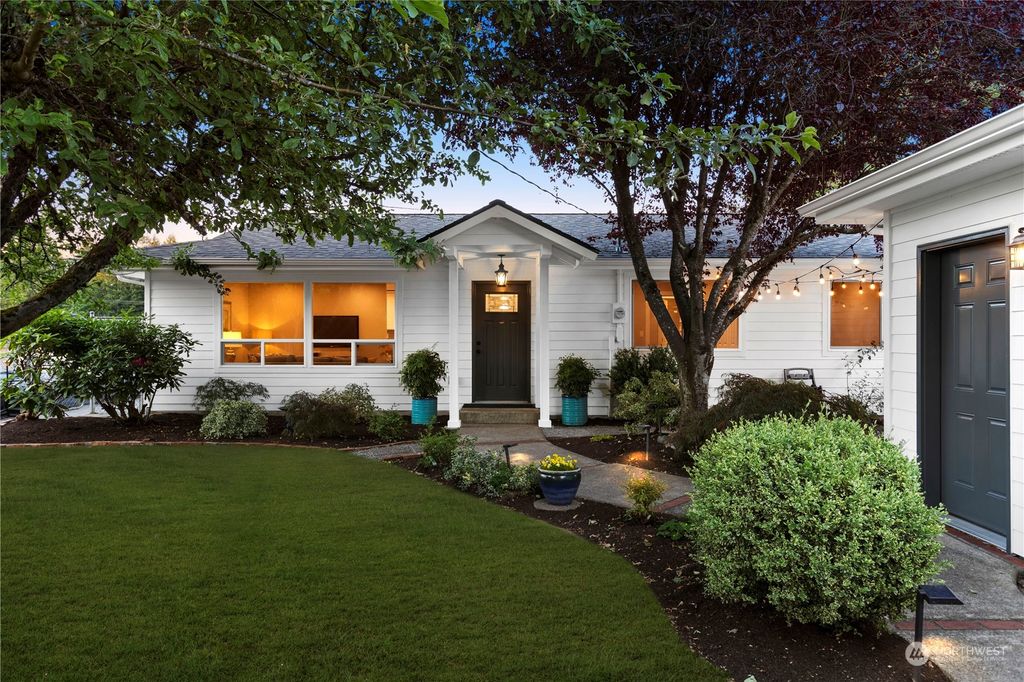 Photo of 10420 134th Avenue NE, Kirkland, WA 98033 (MLS # 2077412)