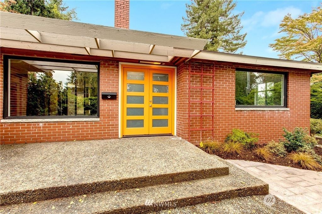 Photo of 8456 SE 40th St St, Mercer Island, WA 98040 (MLS # 2188757)