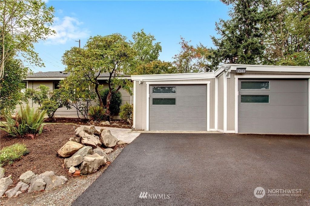 Photo of 8456 SE 40th St St, Mercer Island, WA 98040 (MLS # 2188757)