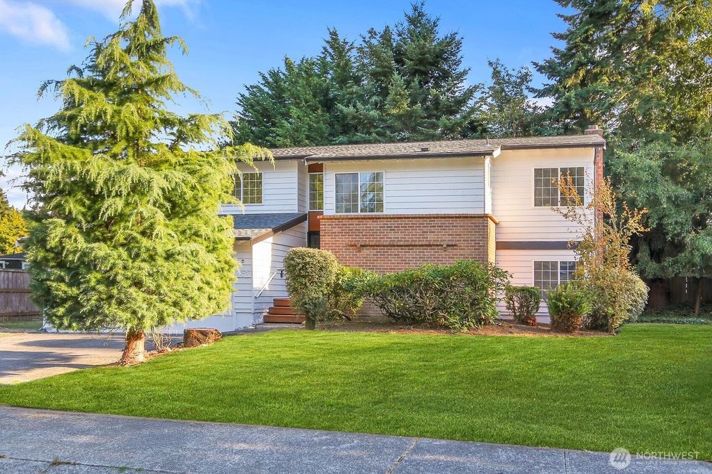 Photo of 1621 N 201st Street, Shoreline, WA 98133 (MLS # 2422826)