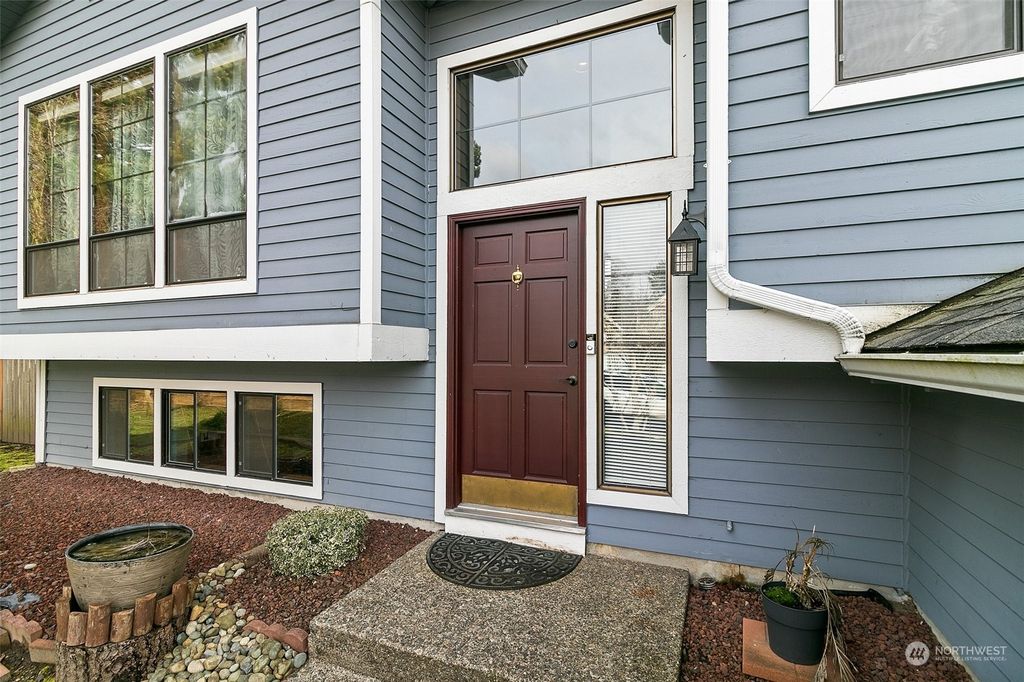 Photo of 1329 S 290th Place, Federal Way, WA 98003 (MLS # 2040571)