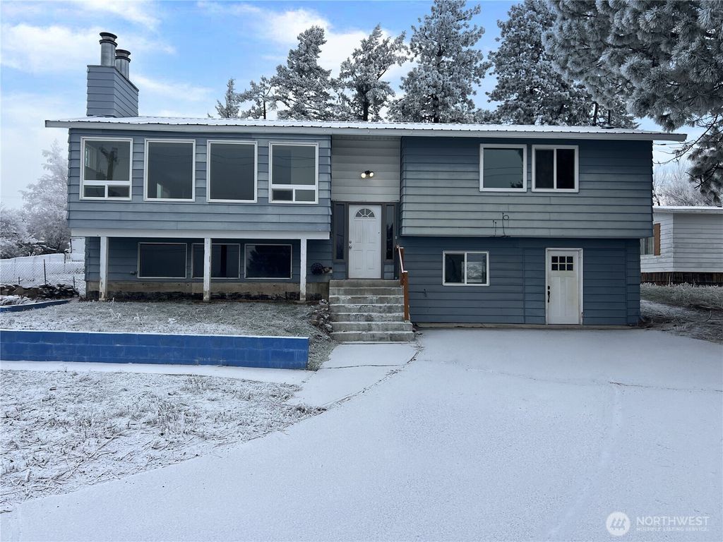 Photo of 416 W Ash Street, Waterville, WA 98858 (MLS # 2480320)