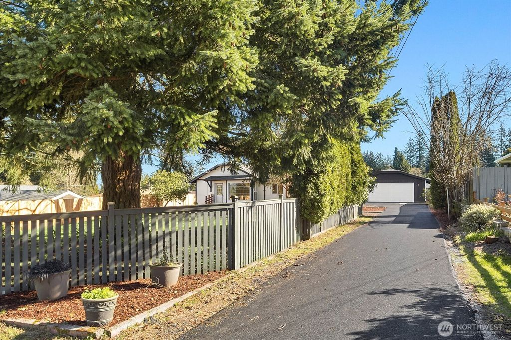 Photo of 208 78th Place SE, Everett, WA 98203 (MLS # 2498929)