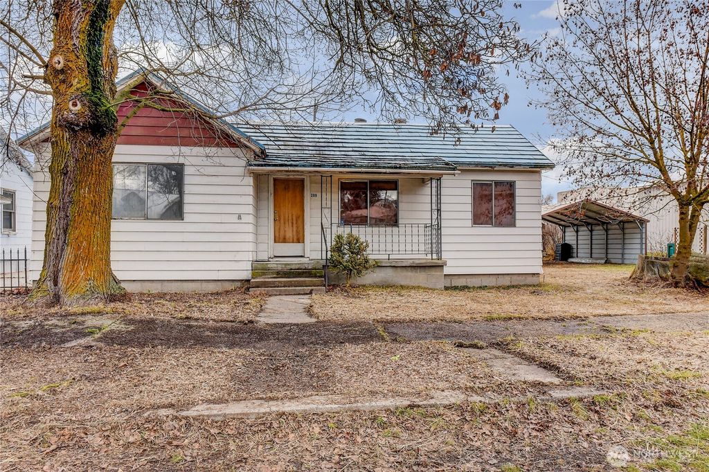 Photo of 209 SE May Avenue, Wilbur, WA 99185 (MLS # 2482041)