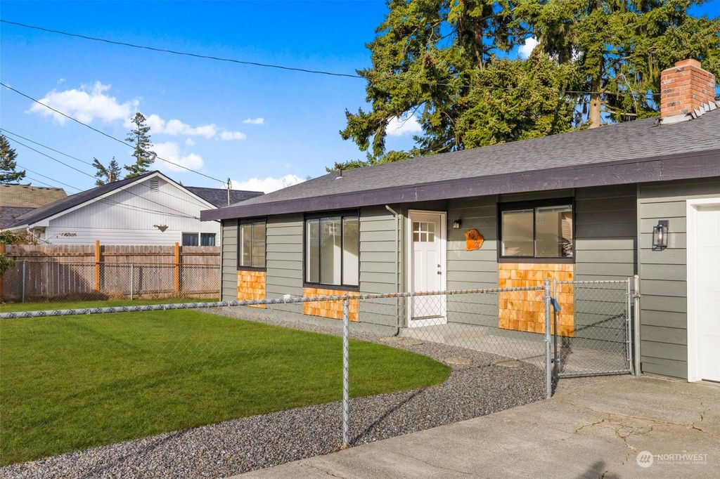 Photo of 1405 Palm Avenue, Everett, WA 98203 (MLS # 2013691)