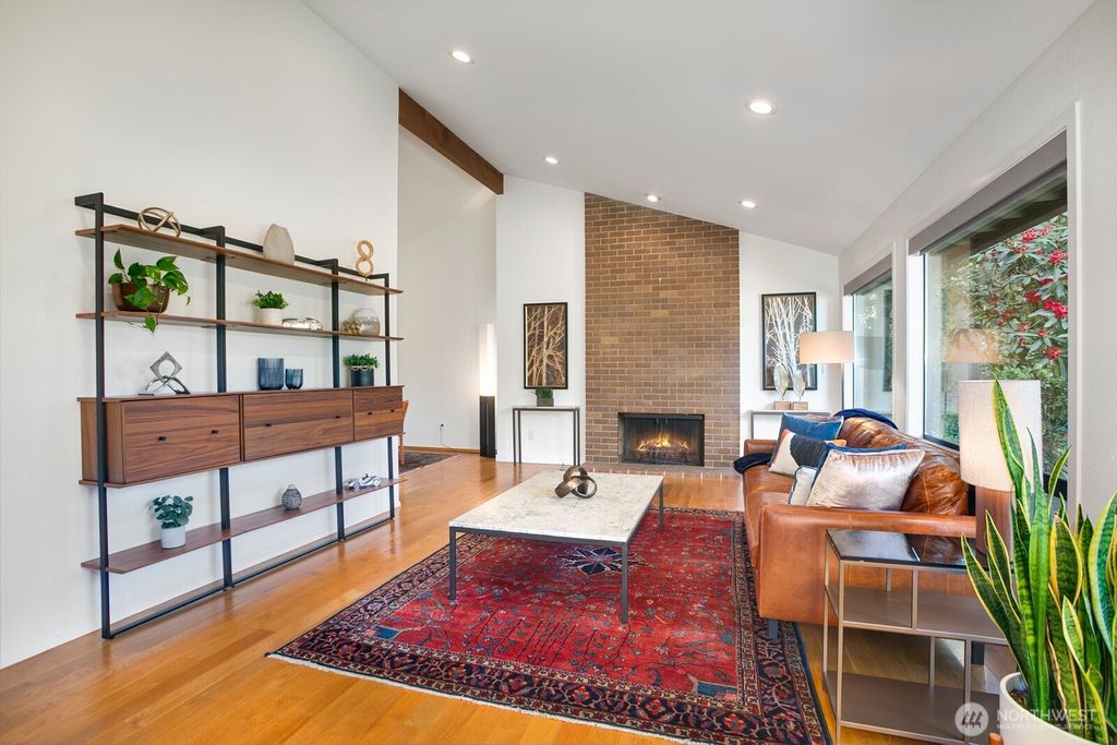 Photo of 14121 NE 2nd Street, Bellevue, WA 98007 (MLS # 2364607)