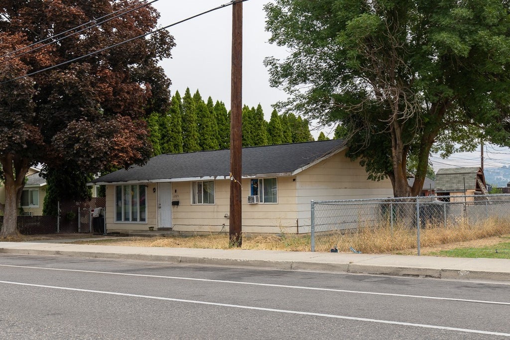Photo of 1223 Methow Street, Wenatchee, WA 98801 (MLS # 2594787)