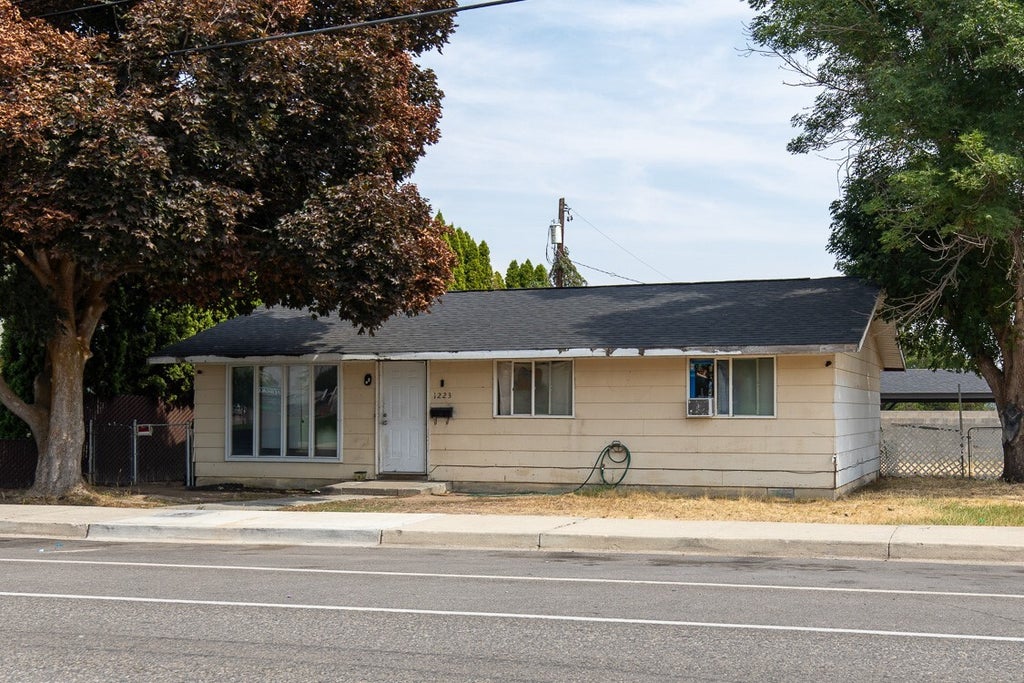Photo of 1223 Methow Street, Wenatchee, WA 98801 (MLS # 2594787)
