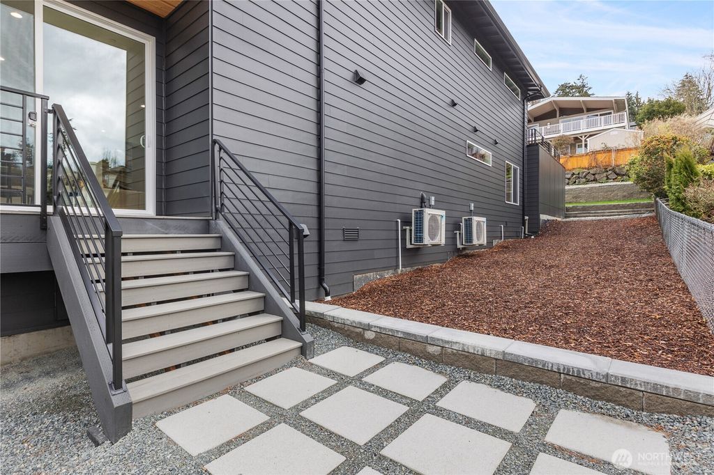 Photo of 811 S 272nd Street, Des Moines, WA 98198 (MLS # 2323416)