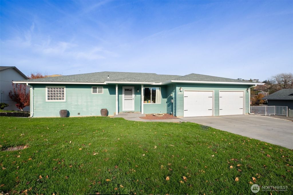 Photo of 1403 W CHERRY Avenue, Selah, WA 98942 (MLS # 2457251)